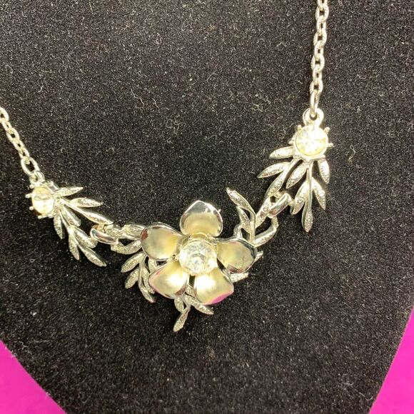 Silver wash necklace with Crystal centers in flower/leaf station, Vintage - Picture 3 of 5